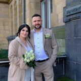 Das Brautpaar Arnela Jugovic und Mustafa Demirbas steht vor dem Recklinghäuser Rathaus.