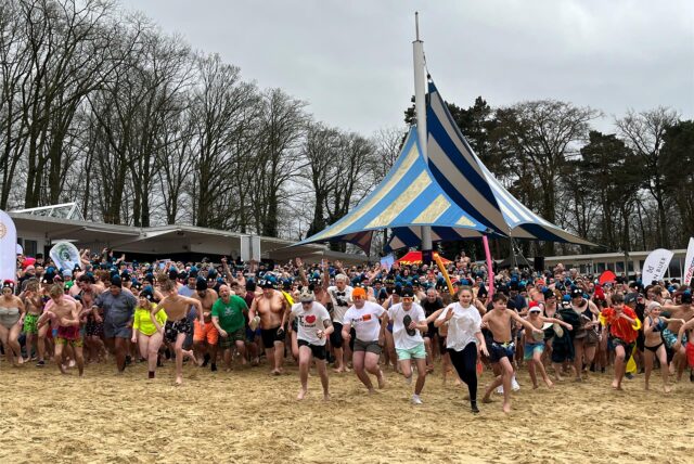 Der Startschuss zum Bad im Stausee ist gefallen, alle stürmen über den Strand.