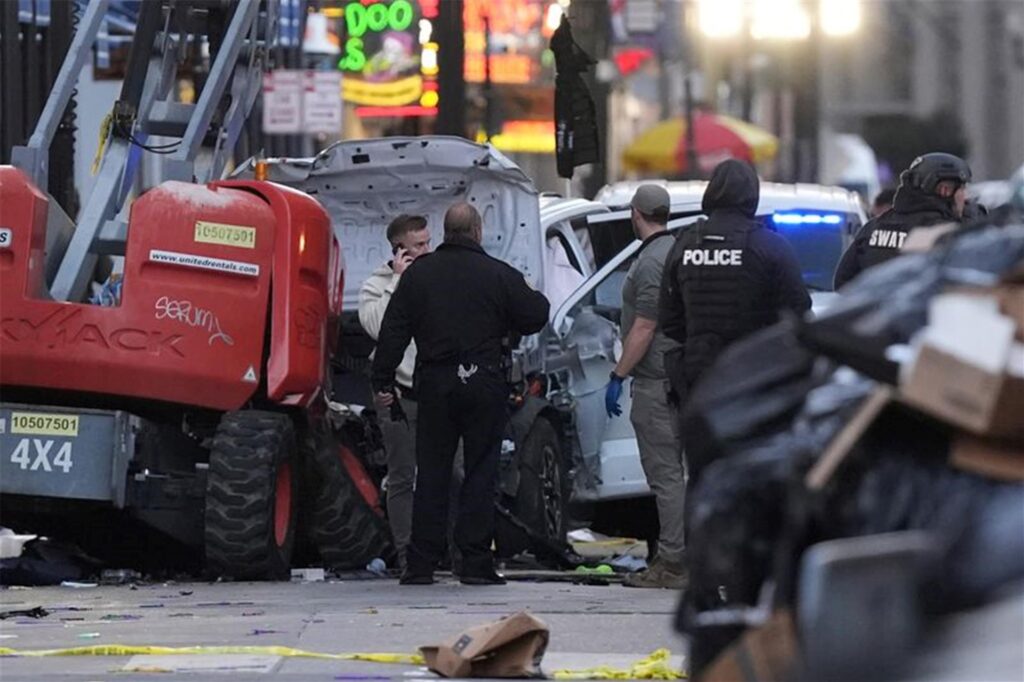 Rettungskräfte betreten den Tatort auf der Bourbon Street, nachdem ein Fahrzeug in eine Menschenmenge auf der Canal und Bourbon Street in New Orleans gefahren ist.