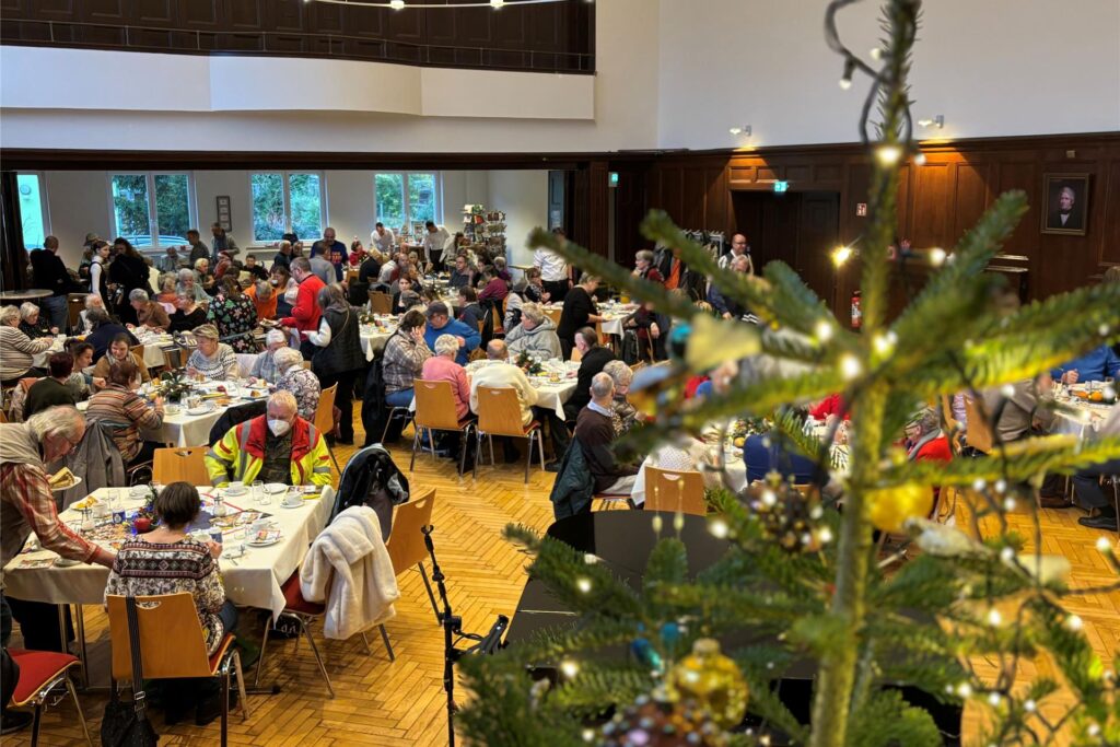 Weihnachten im Wichernhaus hat eine lange Tradition. Auch 2024 wurde der Heilige Abend von mehr als 100 Menschen gemeinsam gefeiert. Weihnachten im Wichernhaus hat eine lange Tradition. Auch 2024 wurde der Heilige Abend von mehr als 100 Menschen gemeinsam gefeiert.