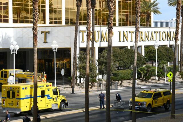 Einsatzkräfte der Feuerwehr von Clark County arbeiten vor dem Trump International Hotel in Las Vegas nach dem Brand und der Explosion eines Tesla Cybertrucks im Parkservicebereich.