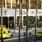 Einsatzkräfte der Feuerwehr von Clark County arbeiten vor dem Trump International Hotel in Las Vegas nach dem Brand und der Explosion eines Tesla Cybertrucks im Parkservicebereich.