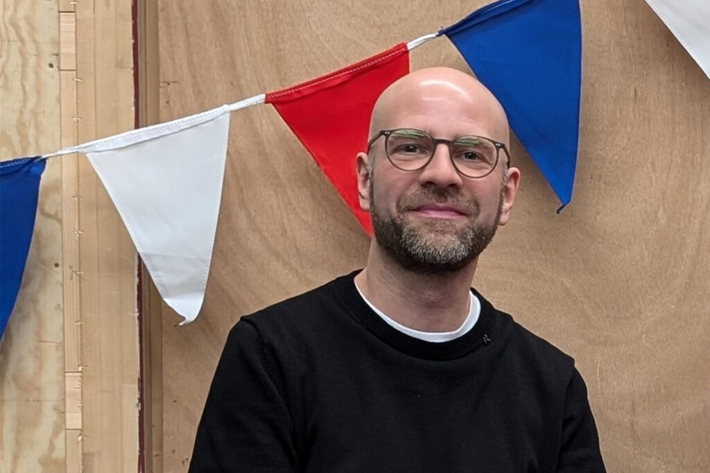 Regisseur Kristoffer Keudel übersetzte bereits zum vierten Mal ein Stück von Rasmus Lindberg ins Deutsche. Regisseur Kristoffer Keudel übersetzte bereits zum vierten Mal ein Stück von Rasmus Lindberg ins Deutsche.