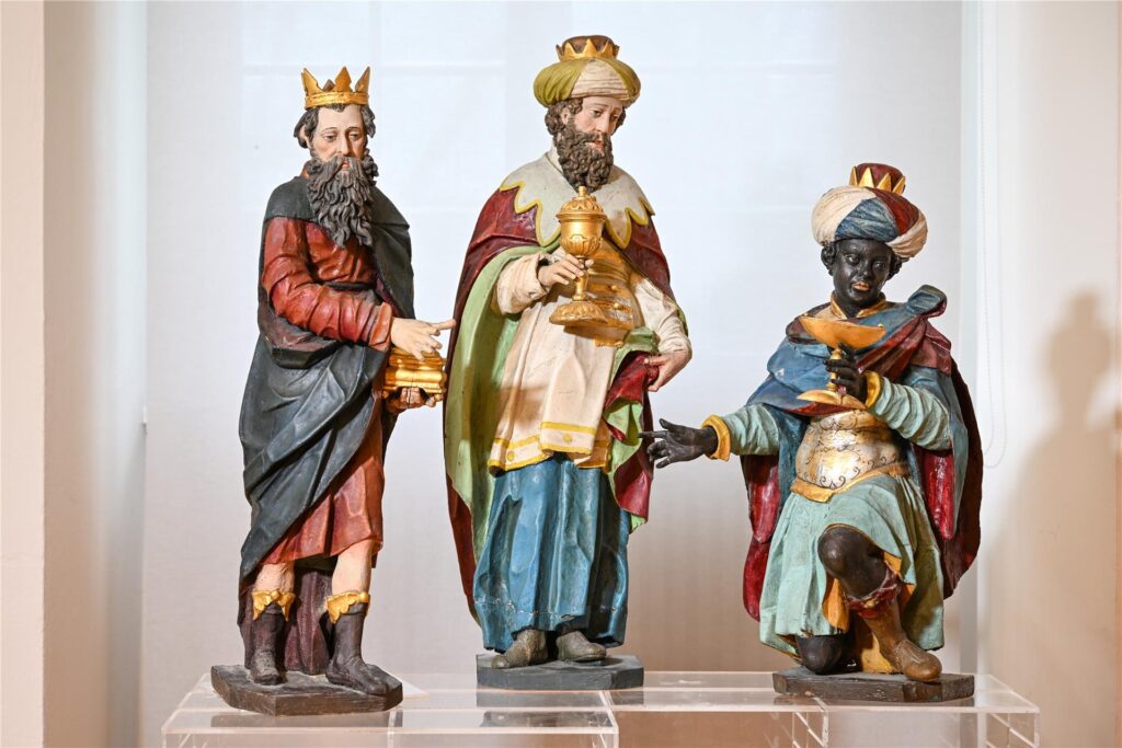 Drei Figuren, die die Heiligen Drei Könige darstellen, stehen in einer Krippenausstellung. Drei Figuren, die die Heiligen Drei Könige darstellen, stehen in einer Krippenausstellung.