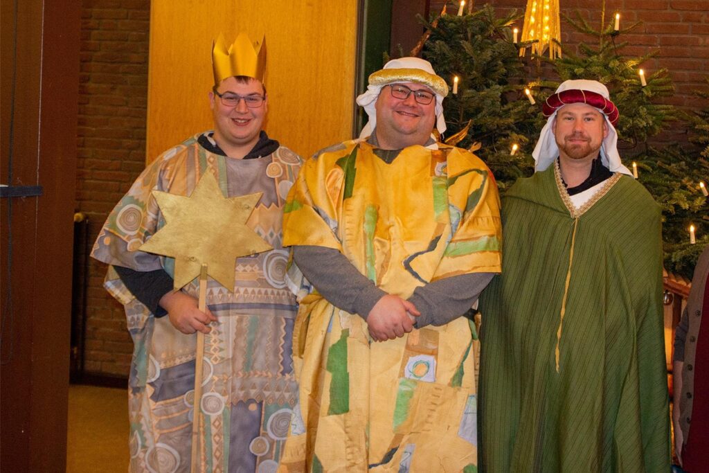 Phil Huxel, Matthias Hampel und Denis van Pluer feierten im letzten Jahr in Rhade ihr zehnjähriges Jubiläum als Erwachsener aktiver Sternsinger. Phil Huxel, Matthias Hampel und Denis van Pluer feierten im letzten Jahr in Rhade ihr zehnjähriges Jubiläum als Erwachsener aktiver Sternsinger.