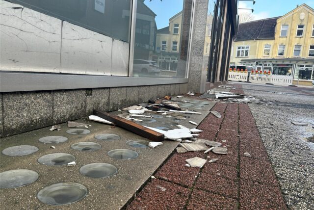 Reste einer hinabgestürzten Dachplatte liegen auf der Hohe Straße in Datteln.