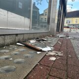 Reste einer hinabgestürzten Dachplatte liegen auf der Hohe Straße in Datteln.
