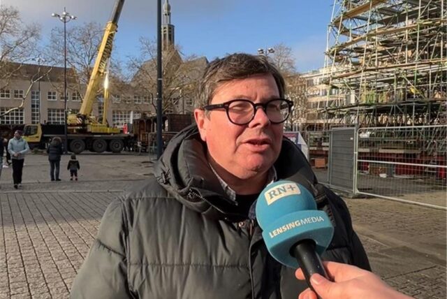 Schaustellersprecher Patrick Arens spricht beim Abbau des Weihnachtsmarktes 2024 in Dortmund in ein Mikrofon.