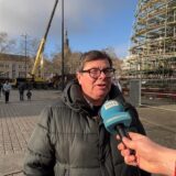 Schaustellersprecher Patrick Arens spricht beim Abbau des Weihnachtsmarktes 2024 in Dortmund in ein Mikrofon.