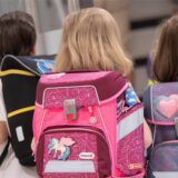 Grundschüler mit Tornister