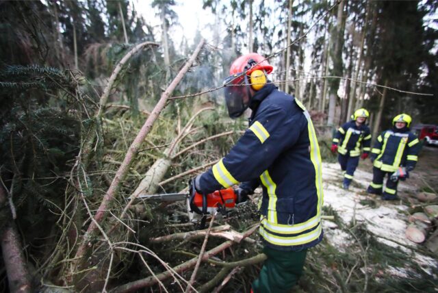 Ein Feuerwehrmann mit einer Kettensäge.