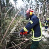 Ein Feuerwehrmann mit einer Kettensäge.