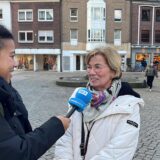 DZ-Reporterin Janina Preuß steht auf dem Marktplatz in Dorsten und interviewt eine Bürgerin.