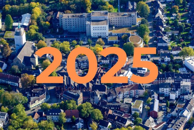 Ein Luftbild von Datteln und das Jahr 2025 in oranger Schrift.