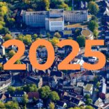 Ein Luftbild von Datteln und das Jahr 2025 in oranger Schrift.