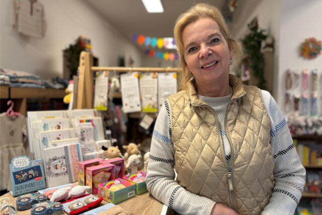 Christiane Karls steht vor Waren im 4Babys & Kids