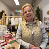 Christiane Karls steht vor Waren im 4Babys & Kids