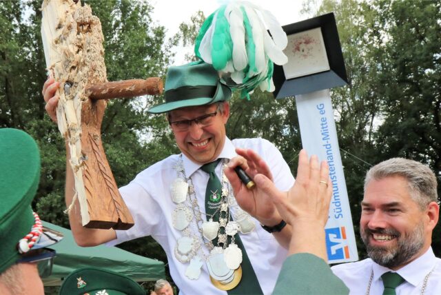 Willi Böntert jubelt als neuer Schützenkaiser.