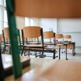 Leerer Klassenraum mit hochgestellten Stühlen