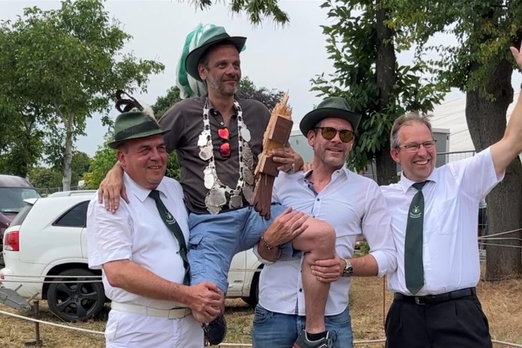 Schützen jubeln mit dem neuen Schützenkönig. Schützen jubeln mit dem neuen Schützenkönig.
