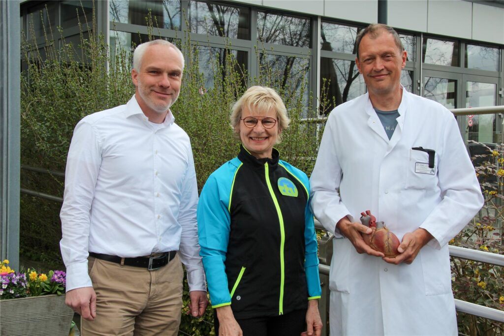 Holger Stabenau (Vorsitzender des Castroper Turnvereins), Christa Burmeister (Leiterin Herzsport) und Dr. Jürgen Jahn (EvK-Chefarzt Kardiologie). Holger Stabenau (Vorsitzender des Castroper Turnvereins), Christa Burmeister (Leiterin Herzsport) und Dr. Jürgen Jahn (EvK-Chefarzt Kardiologie).