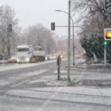Symbolbild zeigt Schneefall auf einer Straße in Haltern und einen vereisten Gehweg.