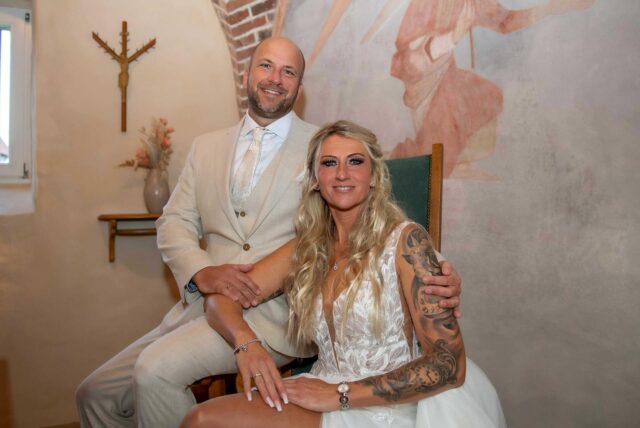 Markus und Michaela Besten in ihren Hochzeits-Outfits