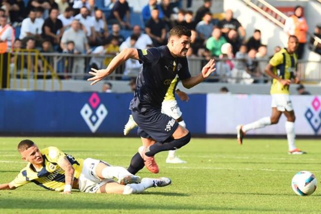 Gökhan Gül (schwarz) fing seine Laufbahn in Castrop-Rauxel an. Jetzt läuft sein Vertrag in der Super Lig aus.