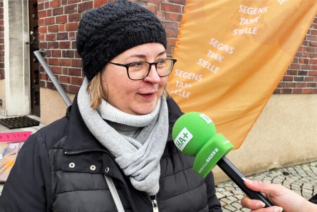 Eine Frau mit Mikrofon.