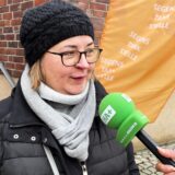 Eine Frau mit Mikrofon.