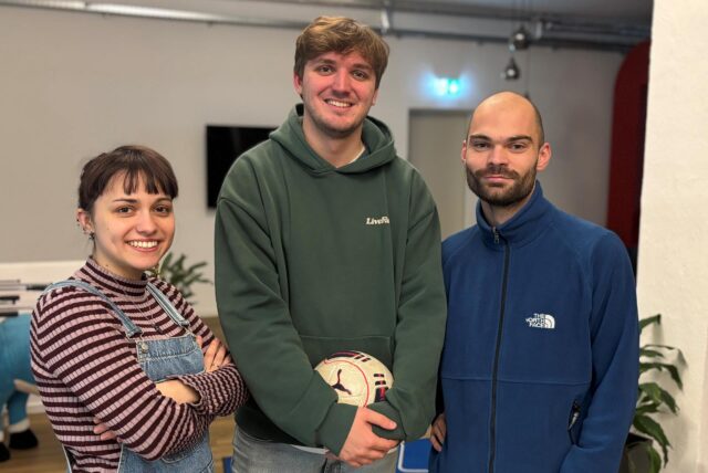 Host Luca Füllgraf (r.) sprach im neuen PottCAS mit Nora Varga über Schulausfälle und mit Lars Biermann über die Fußball-Hallenstadtmeisterschaft.
