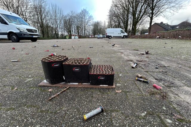 Die Überreste einer Feuerwerksbatterie liegen nach dem Jahreswechsel auf einem Parkplatz an der Klarastraße in Recklinghausen