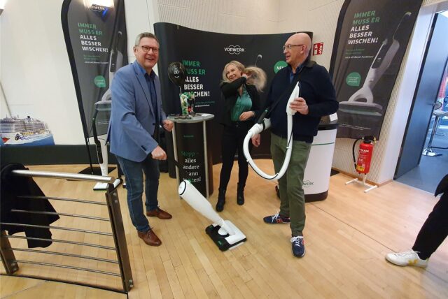 Beim Rundgang über die Messe in Oer-Erkenschwick machte einmal Bürgermeister Carsten Wewers auch Halt am Vorwerk-Stand, dessen Chef, Bernd Bickhove (r.), auch zum Verein „Alles vor OErt“ gehört. Hier schnappte sich Wewers sogleich das neueste Staubsaugermodell zum Ausprobieren.