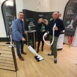 Beim Rundgang über die Messe in Oer-Erkenschwick machte einmal Bürgermeister Carsten Wewers auch Halt am Vorwerk-Stand, dessen Chef, Bernd Bickhove (r.), auch zum Verein „Alles vor OErt“ gehört. Hier schnappte sich Wewers sogleich das neueste Staubsaugermodell zum Ausprobieren.