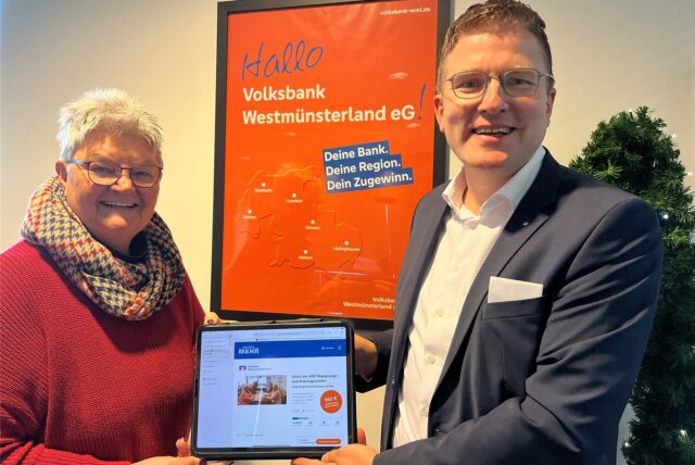Anne Feldmann mit Henning Henke vor einem Volksbank-Plakat