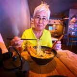 Eine große Keramik-Schüssel gefüllt mit Ramen.