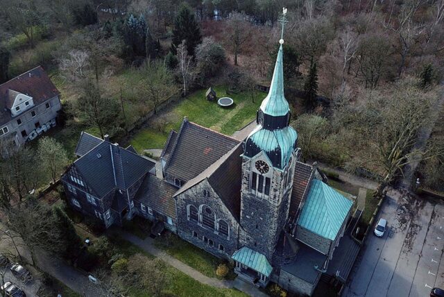 Luftaufnahme aus dem März 2020: die Petrikirche in Habinghorst.