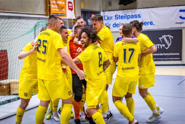 Alemannia Scharnhorst feiert im Überkreuzspiel.