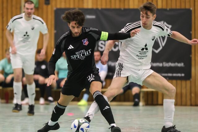 Der TuS Bövinghausen (schwarzes Trikot) musste in der Halle Huckarde ins Entscheidungsspiel.