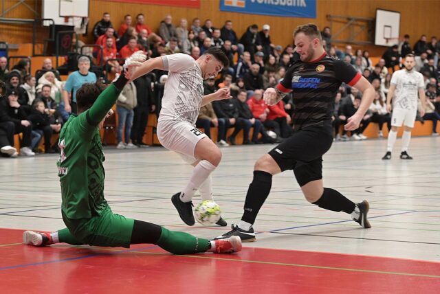 Der erste Tag der Stadtmeisterschaft in Oer-Erkenschwick ist gespielt. Im Duell zwischen dem FC 26 gegen Spvgg. II setzt sich hier Serkan Kalkan gegen Justin Pietsch und Torwart Pascal Knop durch.