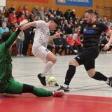 Der erste Tag der Stadtmeisterschaft in Oer-Erkenschwick ist gespielt. Im Duell zwischen dem FC 26 gegen Spvgg. II setzt sich hier Serkan Kalkan gegen Justin Pietsch und Torwart Pascal Knop durch.
