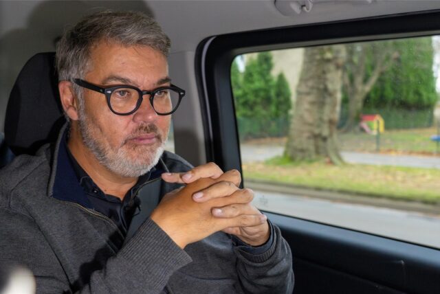 Oberbürgermeister Thomas Westphal sitzt in seinem Dienstwagen. Er trägt eine schwarze Brille.