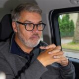Oberbürgermeister Thomas Westphal sitzt in seinem Dienstwagen. Er trägt eine schwarze Brille.