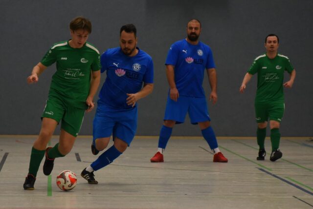 Heiße Zweikämpfe um den Ball – wie hier zwischen DJK Sportfreunde (grün) und Kültürspor – gab es beim City-Cup reichlich.
