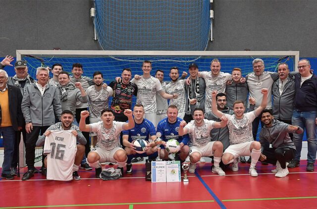 Titel erfolgreich verteidigt: Die Senioren des FC 26 waren mit Abstand die beste Mannschaft in der Willi-Winter-Halle.