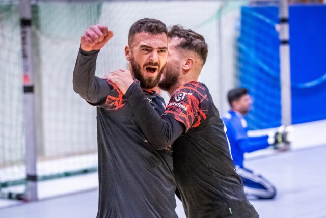 Zwei Spieler von Türkspor Dortmund jubeln