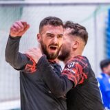 Zwei Spieler von Türkspor Dortmund jubeln