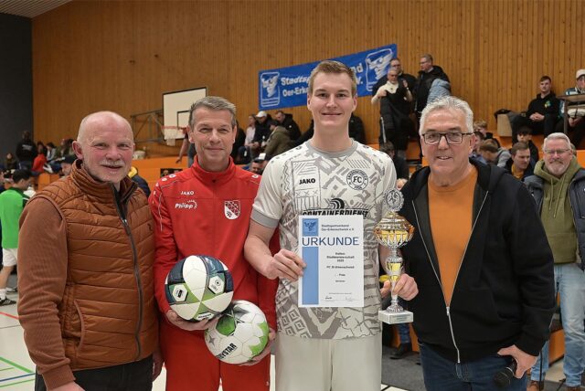 Siegerehrung: (v.l.) Peter Duscha (Veranstalter SSV), Ralf Rudzynski (Ausrichter RWE), Matthias Bernemann (Sieger FC 26) und der stellvertretende Bürgermeister Hannes Kemper.