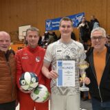 Siegerehrung: (v.l.) Peter Duscha (Veranstalter SSV), Ralf Rudzynski (Ausrichter RWE), Matthias Bernemann (Sieger FC 26) und der stellvertretende Bürgermeister Hannes Kemper.