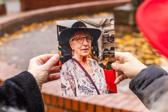 Marion Ahrens hält ein Bild ihrer gestorbenen Freundin Katharina.